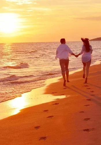 couple à la plage au soleil couchant