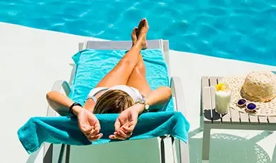 Femme allongée au bord de la piscine