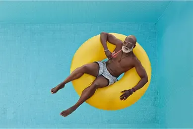 Homme sur une bouée dans la piscine
