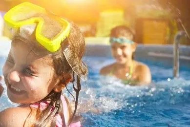 Enfant jouent dans la piscine