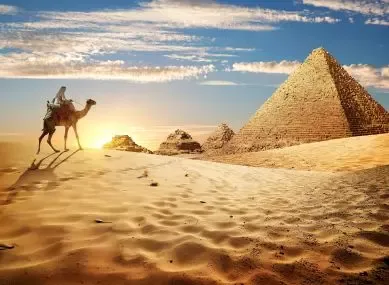 Pyramides dans le désert égyptien