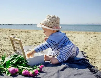 bebe_joue_sur_la_plage