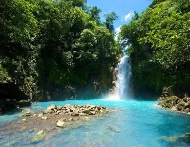 costa rica riviere cascade rio celeste