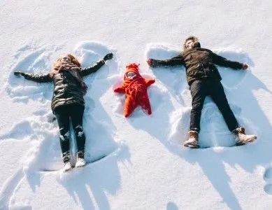_ski_famille_dans_la_neige