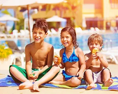 Enfants à la piscine