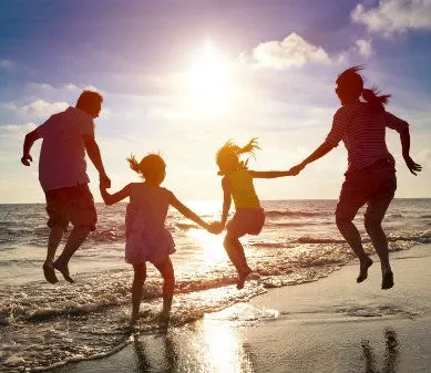 famille plage coucher de soleil.