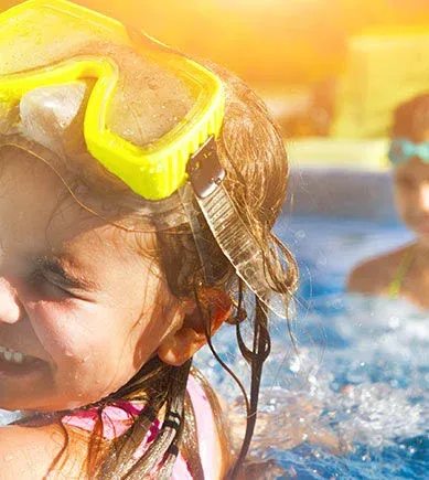 fillettes_piscine.