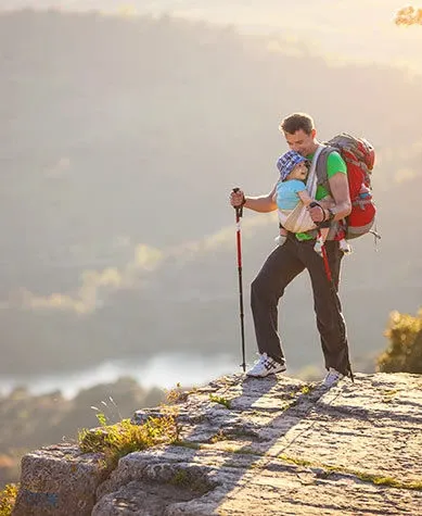 Papa et bébé randonnée en montagne