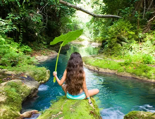 Fillette près d'une rivière