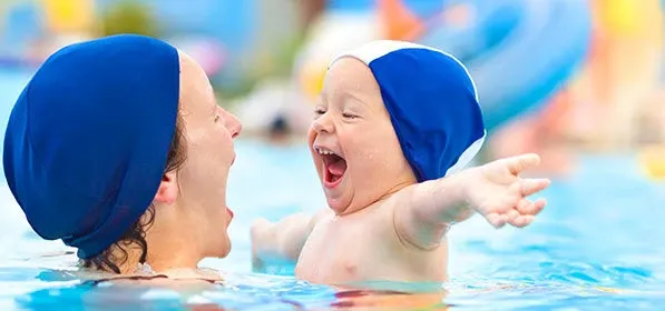 Vacances avec bébé à la piscine