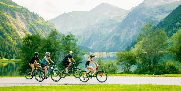 famille balade en vélo
