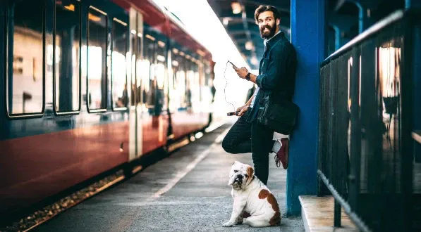 Chien sur un quai de gare