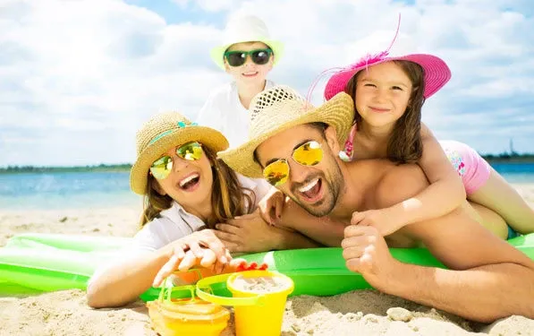 Famille bronze à la plage