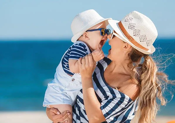 Maman et bébé à la plage