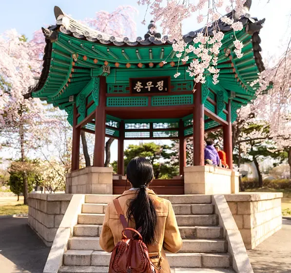 Femme devant un temple