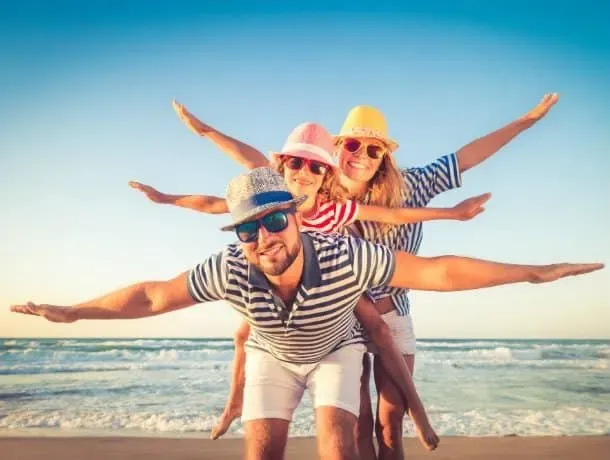 famille plage coucher de soleil.