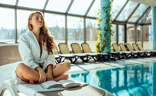 femme_bord_piscine
