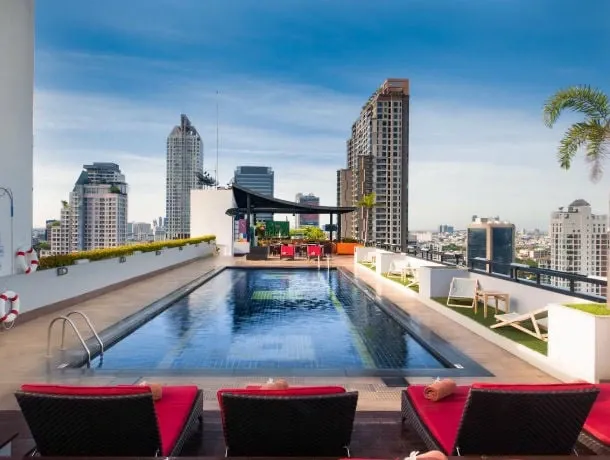 piscine d'un hotel à bangkok